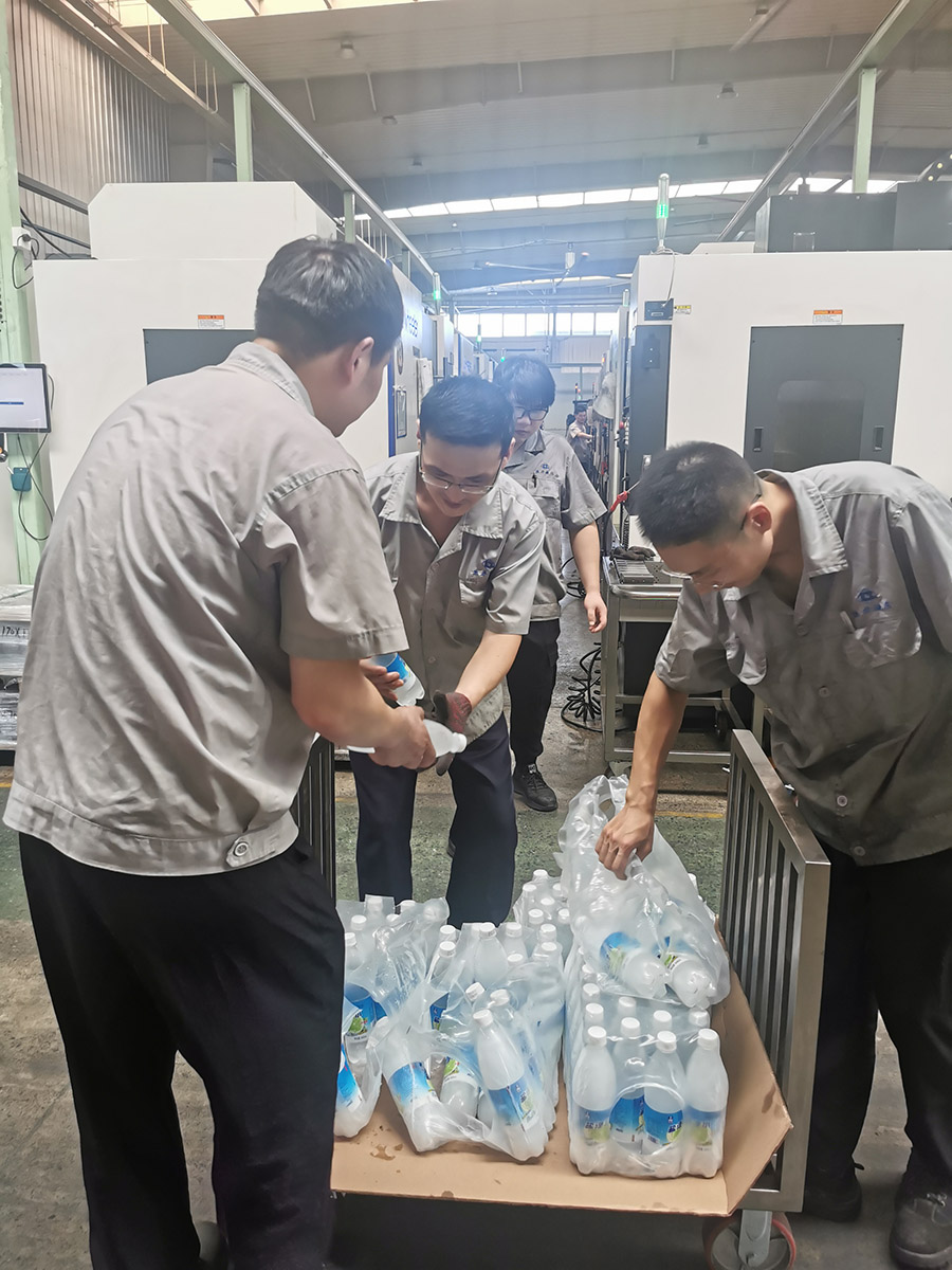 【223】公司工會(huì )為員工“夏日送清涼”.jpg 【223】公司工會(huì )為員工“夏日送清涼”.jpg