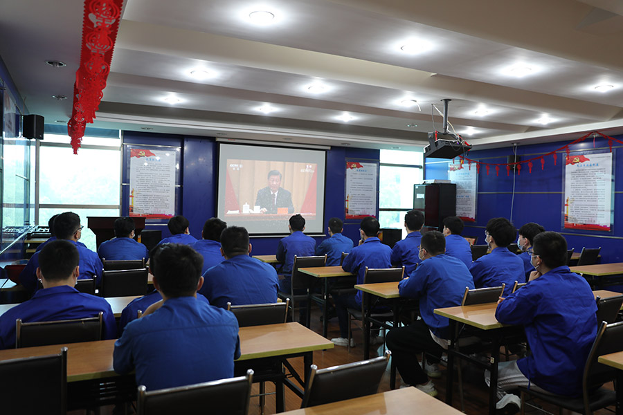 湖州機床廠(chǎng)有限公司團支部集中觀(guān)看慶祝中國共產(chǎn)主義青年團成立100周年大會(huì ).JPG