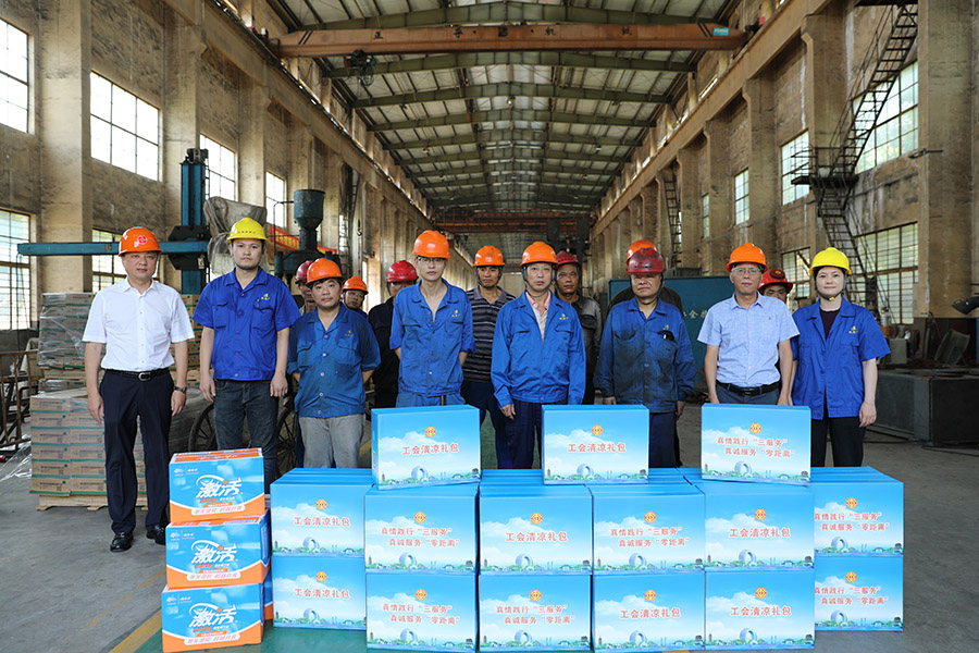 【385】湖州市總工會(huì )領(lǐng)導蒞臨我司開(kāi)展高溫慰問(wèn).JPG